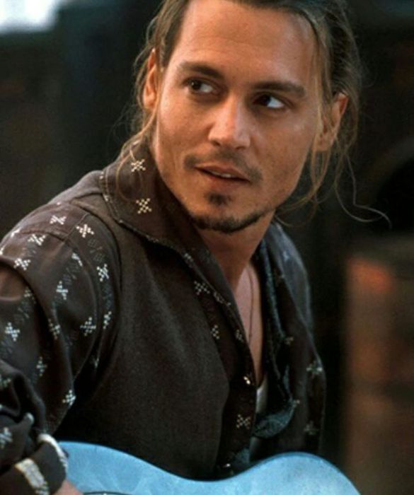 <p>Non era ancora all&rsquo;apice del successo, ma quante ne ha fatte innamorare: con il piccolo (ma per molte di noi significativo) ruolo di <strong>Roux</strong>, Johnny Depp ha partecipato alla pellicola del regista svedese <strong>Lasse Hallstr&ouml;m</strong>, una favola ambientata in un paesino francese degli anni &lsquo;50, dove <strong>Juliette Binoche</strong> &egrave; la cioccolataia che tenta i concittadini con peccaminose golosit&agrave;, e Depp il gitano che conquista il suo cuore. Una curiosit&agrave;: Depp ha collaborato anche alle musiche del film <em>Chocolat</em>, suonando la chitarra in tre pezzi della colonna sonora.</p>
