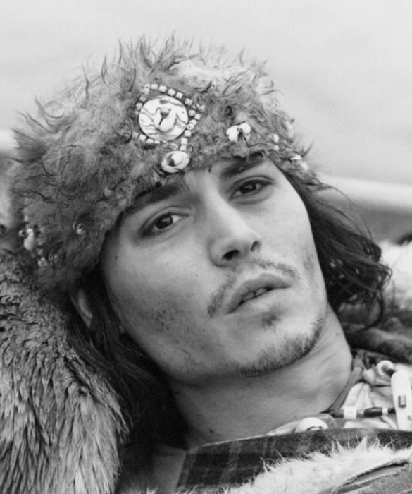 <p>Oltre a Tim Burton, negli anni &lsquo;90 c&rsquo;&egrave; un altro cineasta di spessore a cogliere le grandi potenzialit&agrave; artistiche Johnny Depp: <strong>Jim Jarmusch</strong> sceglie l&rsquo;attore come protagonista di un <strong>western</strong> onirico e grottesco in bianco e nero.</p>
