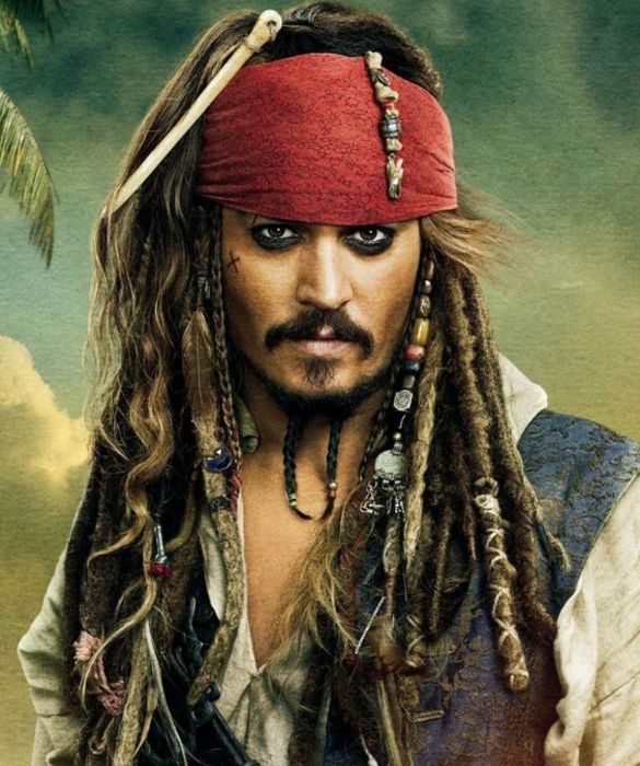 <p>Il 2003 &egrave; l&rsquo;anno della <strong>consacrazione definitiva</strong> di Johnny Depp, al botteghino e nell&rsquo;immaginario collettivo: con il&nbsp;ruolo del pirata <strong>Jack Sparrow</strong>&nbsp;ne&nbsp;<em>La maledizione della prima luna</em>, inizia il fortunatissimo ciclo dei <em>Pirati dei Caraibi</em>, che terr&agrave; impegnato Depp fino al 2017. Sul set il divo avr&agrave; come comprimari altre stelle di Hollywood del calibro di&nbsp;<strong>Keira Knightley</strong> e <strong>Orlando Bloom</strong>. Il look &egrave; sexy ed esagerato, tra stivaloni, rasta e occhi bistrati di nero.</p>
