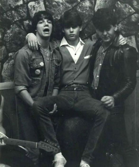 <p>Musicista, ancora prima che attore. A <strong>18 anni</strong> il cinema non rientra ancora tra le ambizioni del Depp, il cui interesse principale &egrave; rappresentato dalla <strong>musica</strong>. Con alcuni coetanei fonda la garage band <strong>The Kids</strong>, che per qualche tempo avr&agrave; anche un discreto successo: i ragazzi apriranno infatti per nomi importanti, come Iggy Pop e i Talking Heads. La passione per la musica sar&agrave; in seguito sviluppata da Johnny Depp secondo altre modalit&agrave;: nel &lsquo;93, con un socio, diventa proprietario del leggendario del club <strong>The Viper Room</strong>, inaugurato con un concerto di Tom Petty. Tre anni prima, nel &lsquo;90, Depp canta e recita invece nel film musicale <em>Cry Baby</em>.</p>

