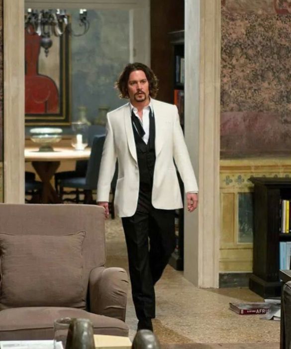 <p>In coppia con <strong>Angelina Jolie</strong>, nel 2010 Johnny Depp fa impazzire le fan italiane girando nel nostro Paese il giallo d&rsquo;azione <em>The Tourist</em>. Non un capolavoro (soprattutto se paragonato agli standard qualitativi ai quali il nostro Johnny ci aveva abituati), ma diciamocelo: &egrave; sempre un bel vedere. &Egrave; questo il momento della massima popolarit&agrave; di Johnny Depp come <strong>sex symbol</strong> a livello planetario. Pochi altri al suo livello: forse veramente solo Brad Pitt e George Clooney.</p>
