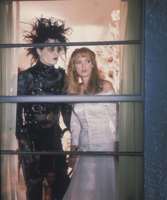 <p>Lunga e prolifica, la <strong>carriera cinematografica</strong> di Johnny Depp nasce lontano dai grandi successi commerciali. &Egrave; proprio la partecipazione a piccole produzioni underground ad attirare l&rsquo;attenzione di Tim Burton, che scopre nelle doti attoriali e nell&rsquo;estetica di Johnny (gli occhi scuri, gli zigomi pronunciati, l&rsquo;attitudine anticonformista) i tratti fondamentali del protagonista di molte delle sue <strong>pellicole di culto</strong>. Ne citiamo solo alcune:&nbsp;<em>Ed Wood</em>, <em>Sweeney Todd</em> e <em>La fabbrica di cioccolato</em>. Il ruolo pi&ugrave; iconico rimane per&ograve; quello di <em>Edward mani di forbice</em>, e sul set del film, nel 1990, incontra anche l&rsquo;amore: quello con la coprotagonista <strong>Winona Ryder</strong>, sua fidanzata fino al &lsquo;93. Johnny Depp &egrave; talmente coinvolto in questo rapporto travolgente da farsi tatuare la scritta &ldquo;Winona forever&rdquo; sul braccio destro. In seguito alla fine della relazione, il tatuaggio viene ritoccato e diventa &ldquo;Wino forever&rdquo;. Senza dubbio Johnny &egrave; uno che sa vedere il bicchiere mezzo pieno. Di vino.</p>
