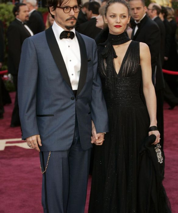 <p>Gli anni di eccessi con Kate Moss hanno segnato Johnny Depp, tanto da rendere necessario un brusco cambio di passo. La passione con la top model si spegne nel 1999; appena tre mesi dopo, Johnny gi&agrave; aspetta una bambina (il nome <strong>Lily-Rose Depp</strong> vi dice niente?) da un&rsquo;altra, anche lei bellissima: l&rsquo;attrice <strong>Vanessa Paradis</strong>, alla quale sar&agrave; legato fino al 2012. Sono anni pi&ugrave; tranquilli per l'attore, tra serenit&agrave; famigliare e grandi successi al botteghino.</p>
