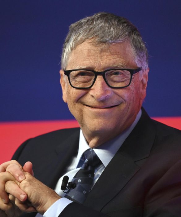 <p>Sempre tu Bill Gates&hellip; Con l&rsquo;arrivo del Covid, &egrave; tornato alla ribalta un video del 2015 i cui Bill Gates, parlando dell&rsquo;ebola in Africa, non aveva escluso il diffondersi di un&rsquo;altra pandemia negli anni a venire. Uno pi&ugrave; uno, &egrave; stato lui a causarla, in combutta con Big Pharma, per potersi arricchire&nbsp;grazie ai vaccini (da lui prodotti). E vabb&egrave;, controllarci con i microchip, questo &egrave; ovvio.</p>
