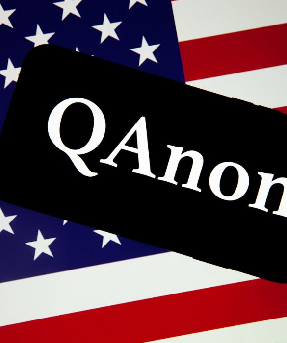 <p>Secondo la &ldquo;setta&rdquo; QAnon, la pandemia sarebbe stata studiata a tavolino dal cosiddetto Deep State, un groviglio di poteri occulti che avrebbe agito contro l'ex presidente degli Stati Uniti Trump, e i suoi sostenitori, i quali invece avrebbero all'opposto assunto il potere con l'obiettivo di scardinare il nuovo ordine mondiale.</p>

