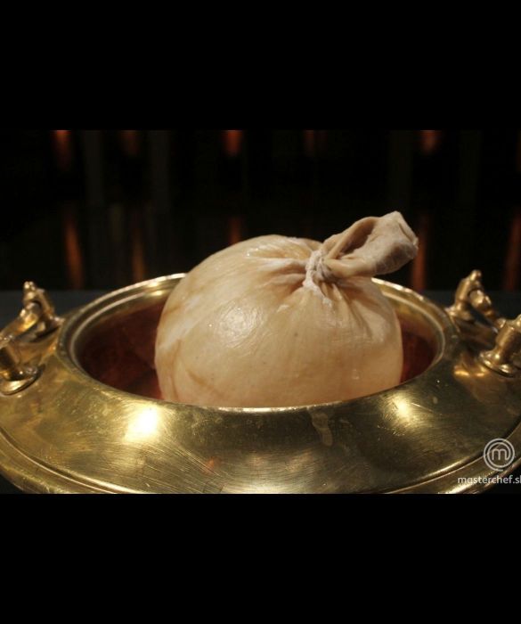 <p>Ancora dall&rsquo;ottava edizione viene la Cacio e Pepe in vescica di maiale dello chef stellato <strong>Riccardo Camanini</strong>. Gli aspiranti chef hanno dovuto proporla nell&rsquo;ambito di un pressure test. L&rsquo;idea del piatto, nata dall&rsquo;estro dello chef, trae origine dalla volont&agrave; di riscoprire antiche ricette e delle esperienze fatte in Francia. Nonch&eacute;, come &egrave; ovvio dedurre, dal fascino esercitato sullo chef dalla cottura in contenitori naturali.</p>
