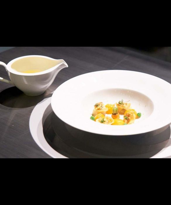 <p>Da <strong>Masterchef 9</strong> arriva Ricordo Indelebile. Alias, i cappellacci all'ombrina, timo, erba cipollina, limequat, mango e platano chips preparati da <strong>Milenys</strong> De Las Mercedes Gordillo Sanchez. Ad ispirarla &egrave; stato il ricordo del nonno che, per contrastare il caldo cubano preparava per lei per gli altri nipoti limonate e ghiaccioli con questo fresco agrume.</p>
