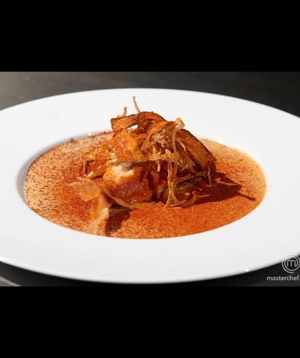 <p>La ricetta &egrave; di Gloria, concorrente di <strong>Masterchef 8</strong>. Il suo &egrave; stato uno degli abbinamenti pi&ugrave; azzardati di sempre. Ma, come si dice, chi non risica non rosica, ed ecco come da un azzardo &egrave; venuto fuori un piatto vincente che ha colpito persino Cannavacciuolo. Il suo &egrave; un piatto all&rsquo;avanguardia ottenuto abbinando aglio nero e cioccolato bianco.</p>
