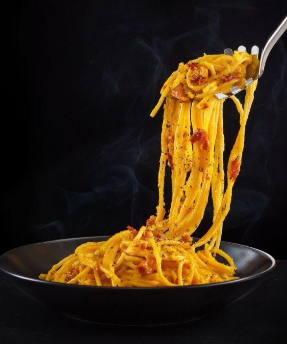 <p>&Egrave; uno dei piatti italiani pi&ugrave; famosi al mondo, oggetto di un culto gastronomico e di dispute infinite su qual &egrave; la ricetta pi&ugrave; autentica. La carbonara &egrave; LA pasta per eccellenza, capace di unire i palati di generazioni e di dividere amicizie decennali, se un solo ingrediente non rispecchia quanto previsto dalla tradizione. Ma voi siete davvero sicuri di sapere <a href=
