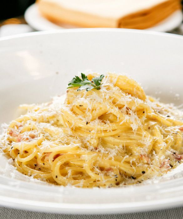<p>Sulle origini della carbonara le certezze non sono molte. Tuttavia, nell&rsquo;albero genealogico del piatto dovrebbe figurare con una ragionevole probabilit&agrave; la celebre pasta cacio e uova, risalente a fine &lsquo;800 e tra le primissime ricette in cui viene proposto il connubio di uova e formaggio.</p>
