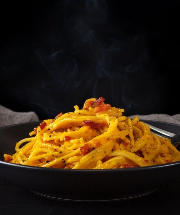 <p>C&rsquo;&egrave; una cosa che rimane indigesta ai puristi della carbonara. Pare infatti che la ricetta sia comparsa <strong>per la prima volta negli Stati Uniti</strong>. Calma, parliamo non della ricetta cucinata ma di quella &ldquo;scritta&rdquo;, che fu pubblicata da una rivista americana all&rsquo;inizio degli anni Cinquanta.</p>
