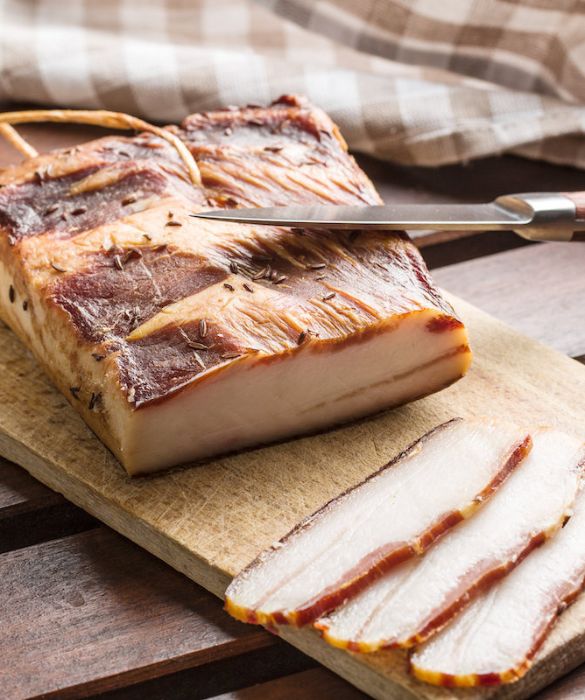 <p>La risposta a questa domanda ha diviso amicizie e amori di lunghissimo corso. Anche in questo caso la lobby dei <strong>puristi della carbonara</strong> non ha alcun dubbio: <strong>la vera carbonara si fa col guanciale</strong>! Per&ograve; va detto: la prima ricetta comparsa in Italia prevedeva la pancetta (oltre a uovo, emmental e aglio). Negli anni ovviamente la carbonara si &egrave; affinata, fino ad arrivare alla versione &ldquo;canonica&rdquo; dei giorni nostri. Solo 5 intoccabili ingredienti: tuorlo, guanciale, pecorino, pepe e, ovviamente, la pasta.</p>
