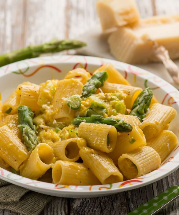 <p>Per quanto la ricetta sia stata ampiamente (e rigidamente) canonizzata, con tanto di protocollo ufficiale, la tentazione di modificarla ha prodotto alcune varianti (a volte discutibili). Il pi&ugrave; delle volte le modifiche si riconducono a una <strong>sostituzione del guanciale</strong>, o con un altro salume (pancetta, speck e - sempre peggio - prosciutto), oppure con un ingrediente vegetale (come <a href=