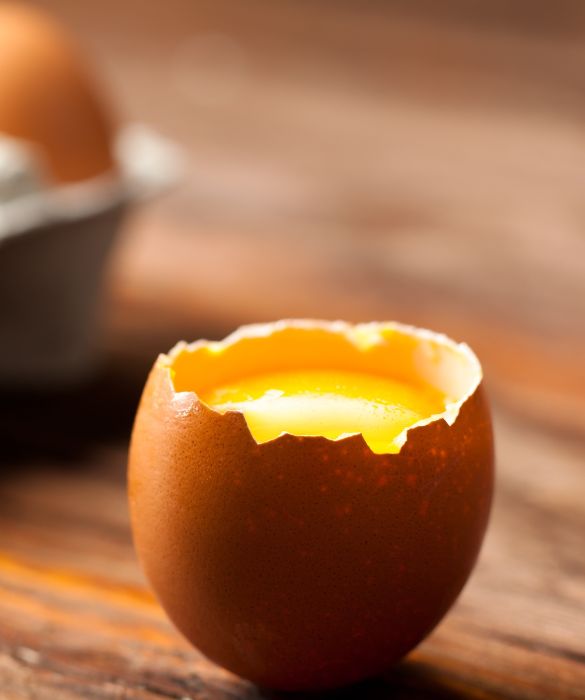 <p>La domanda &egrave; sempre la stessa: come si fa a fare la carbonara cremosa e non una frittata con la pasta in mezzo? &Egrave; una questione di temperatura: l&rsquo;<strong>uovo</strong> deve raggiungere una <strong>temperatura compresa tra i 65 e i 70 gradi</strong>, in modo da rimanere <strong>cremoso</strong> e non stracuocersi. Il chimico <strong>Dario Bressanini</strong> suggerisce due soluzioni: affidarsi a un <strong>termometro</strong> e in un bagnomaria portare la crema di uova e formaggio alla temperatura corretta, oppure <strong>utilizzare il calore residuo della pasta appena scolata</strong>, per far coagulare i tuorli, senza che diventino un frittatone strapazzato (ci sar&agrave; da mescolare ovviamente). Di panna, ovviamente, neanche l&rsquo;ombra!&nbsp;</p>
