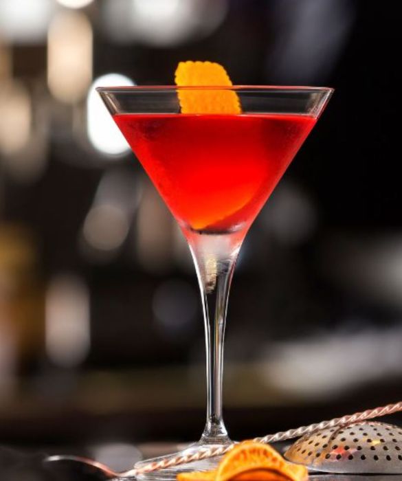 <p>Le <strong>idee per aperitivo</strong> continuano con il popolare cocktail a base di whisky americano, vermouth e angostura. Nonch&eacute; il preferito di Carrie di Sex ande The city. E se a lei piace, chi siamo noi per non dare una possibilit&agrave; al <a href=