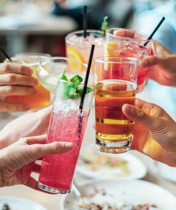 <p>Cosa c&rsquo;&egrave; di meglio di un&nbsp;<strong>cocktail da aperitivo fatto in casa</strong>&nbsp;da servire prima di cena ai propri ospiti? Oltre che un gesto di benvenuto, ha anche uno scopo, ovvero quello di solleticare l&rsquo;appetito in vista di pranzo o cena. La&nbsp;<strong>lista dei cocktail</strong>&nbsp;&egrave; infinita, alcuni&nbsp;<strong>aperitivi analcolici</strong>&nbsp;si prestano in maniera particolare ad aprire i pasti: disponibili in molti gusti, possono rappresentare la ciliegina sulla torta di parecchi tipi di cucina. Insomma: le&nbsp;<strong>ricette per l&rsquo;aperitivo</strong>&nbsp;ci aprono la porta a diverse possibilit&agrave;: alcune ci regalano&nbsp;<strong>cocktail famosi</strong>, altri alla moda del momento ma altrettanto graditi. Se siete in cerca di idee, sfogliate la&nbsp;<strong>gallery</strong>! Troverete sicuramente una ricetta che si abbini perfettamente al vostro men&ugrave;.</p>
