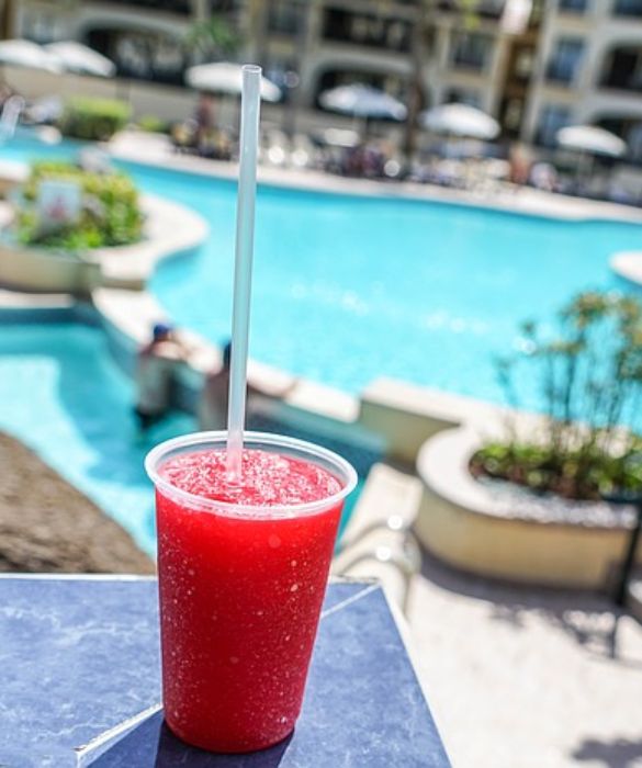 <p>Rum, limonata, fragole e poco altro: ecco quello che serve per portare in tavola una fresca e dolce bevanda ideale per impreziosire e rendere pi&ugrave; rilassante il momento dell&rsquo;aperitivo con gli amici. Lo <a href=