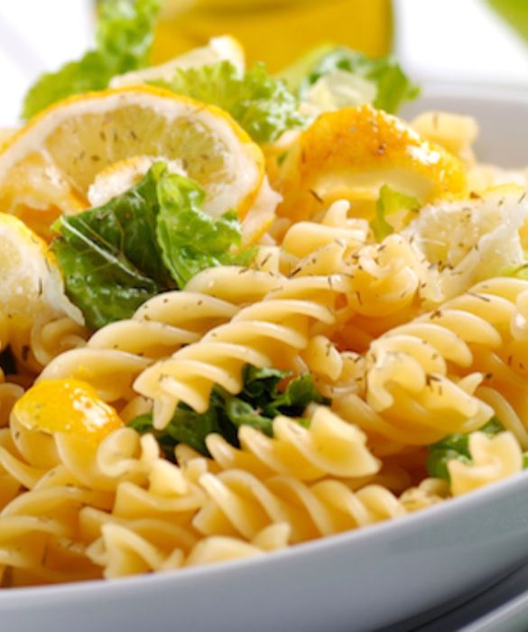 <p>E&rsquo; un piatto che richiede la minima cottura dato che il pesce, fatto marinare nel limone, viene aggiunto cos&igrave; alla pasta. A completarlo della misticanza, il sedano, il prezzemolo e la menta fresca, oltre che un cipollotto affettato pronto a fare la differenza. L'<a href=