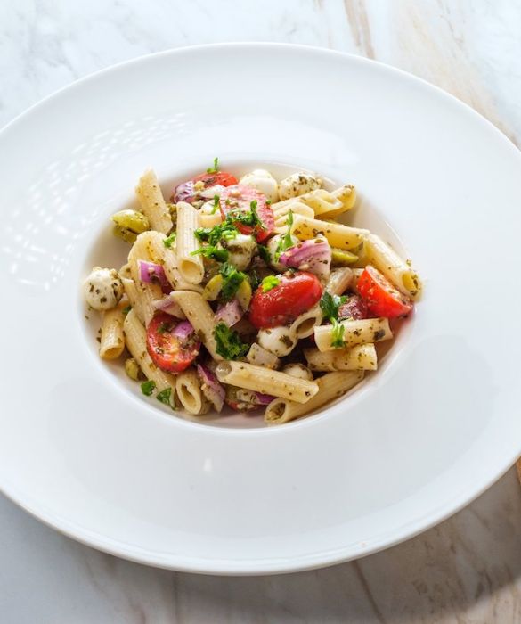 <p>Pronti per le <strong>migliori ricette di pasta fredda</strong> da gustare da qui ai prossimi mesi? Gi&agrave;, perch&eacute; come &egrave; facile dedurre la pasta fredda, le cui <strong>ricette sfiziose e veloci</strong> sono alla portata di tutti, &egrave; il piatto perfetto per la bella stagione, quando la voglia di pietanze fresche e leggere prende il sopravvento e quella di mettersi ai fornelli diventa sempre minore.<br />
Poco male&nbsp;perch&eacute;&nbsp;tale pietanza, cos&igrave; come l&rsquo;<strong>insalata di pasta</strong>&nbsp;del resto, vanta un numero considerevole di estimatori. Ed &egrave; proprio a questi ultimi che vogliamo dedicare una piccola raccolta di <strong>ricette estive di pasta fredda</strong>. Tutte costituiscono un&rsquo;ottima <a href=
