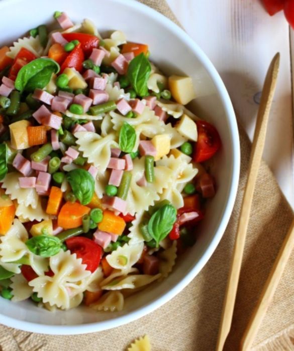 <p>Carote, fagiolini, piselli, pomodorini, prosciutto cotto, provola, basilico: tutti insieme al vostro formato preferito per dare vita ad una delle pi&ugrave; sfiziose e complete ricette di pasta fredda che possiate preparare. Il procedimento per portare in tavola questa <a href=