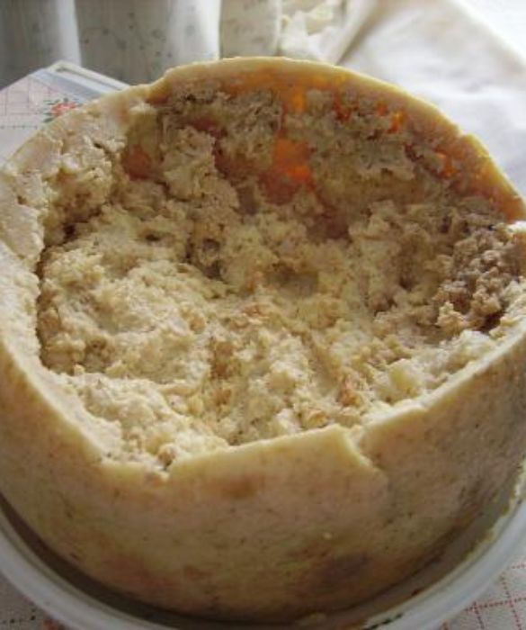 <p>Non &egrave; un vero piatto ma un prodotto tipico sardo. Si tratta di un formaggio caratterizzato da una particolarit&agrave;: quella di contenere dei vermi al suo interno. Contaminato dalle larve della mosca casearia, questi insettini sono i responsabili del suo sapore piccante.</p>
