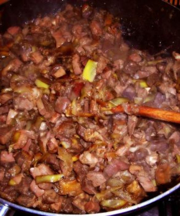 <p>Tipica del periodo pasquale, la coratella di agnello con cipolle &egrave; una pietanza tradizionale del centro Italia. Si tratta di un piatto della cucina povera a base di interiora (come molte altre ricette che si annoverano tra i piatti italiani pi&ugrave; strani, del resto).</p>
