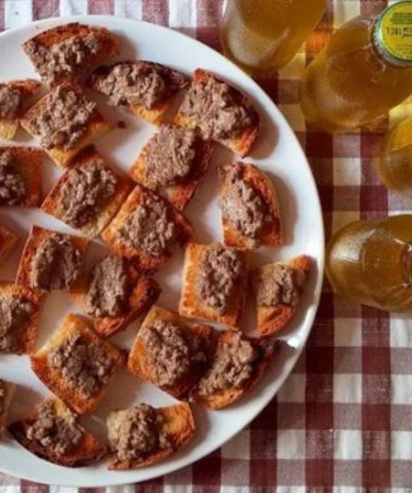<p>Chi li ama giura che sono buonissimi, ma chi non &egrave; abituato potrebbe storcere il naso. Resta il fatto i crostini di fegatini di pollo toscani sono un piatto tipico intramontabile e protagonista di praticamente tutti gli antipasti regionali.</p>
