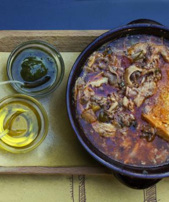 <p>Il Lampredotto fiorentino, cugino del pane con la meusa, proviene dalla toscana. Il ripieno, in questo caso, &egrave; l'Abomasum, uno dei quattro stomaci del bovino che viene posto a una lunga cottura con pomodoro, cipolla, prezzemolo e sedano.</p>
