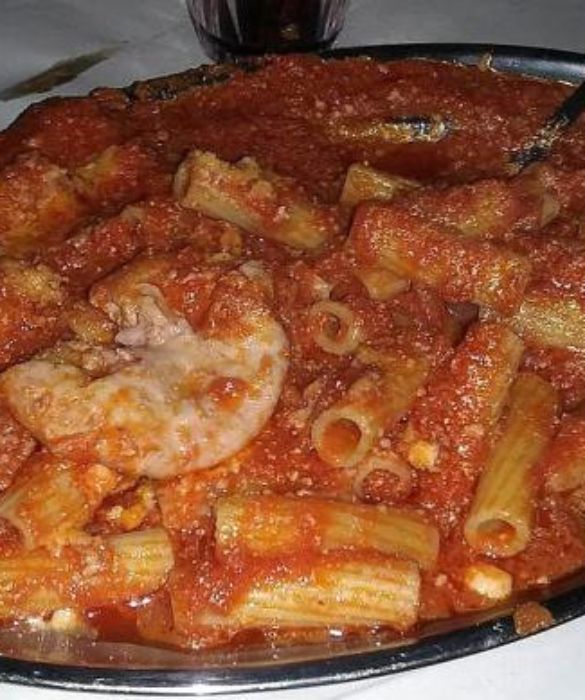 <p>La pajata &egrave; un piatto tipico del Lazio. Pajata in romano significa budello di vitello. Che &egrave; anche il protagonista di questo primo piatto amato dai laziali (che, in quanto al formato di pasta, prediligono i rigatoni, sappiatelo).</p>
