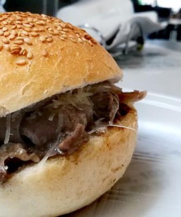 <p>Non &egrave; tanto il pane quanto il ripieno di questo famosissimo street food palermitano. Gi&agrave;, perch&eacute; a vederselo servito strabordante di carne e caciocavallo (nella versione maritata) non penseresti mai che si tratti di milza (e polmone di vitello). La cosa incredibile, &egrave; che sono in molti ad amarlo, e non si tratta di soli siciliani.</p>
