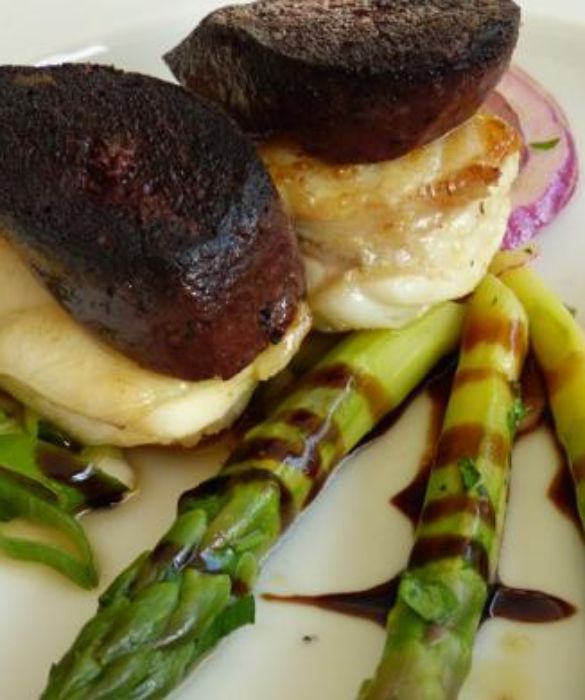 <p>Si tratta di un piatto della cucina povera tipico di diverse regioni. Non &egrave; altro che un insaccato fatto con budella e sangue di maiale. Forse non tutti lo sanno, ma esiste anche una versione dolce: si tratta di una crema a base di cioccolato fondente, cacao e cannella un tempo realizzata con il sangue del maiale, da qui il suo nome.</p>
