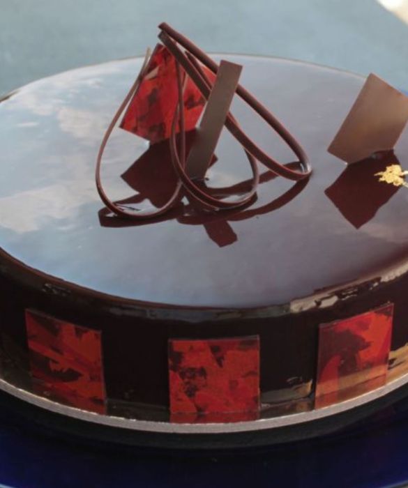 <p>Tripudio di cioccolato che vanta ben <strong>7 strati</strong> distinti (uno pi&ugrave; accattivante dell&rsquo;altro). Sono in molti a contendersi la paternit&agrave; della <a href=