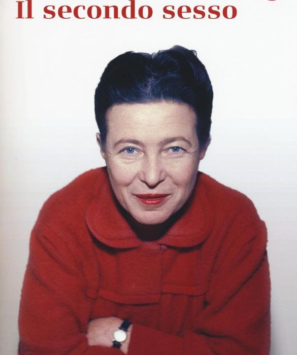 <p>In ogni libreria di una femminista che si rispetti non dovrebbe mai mancare <em>Il secondo sesso</em> di <strong>Simone de Beauvoir</strong>, libro che all&rsquo;epoca della pubblicazione (1949) fece, allo stesso tempo, successo e scandalo. L'opera, di respiro universale, &egrave; diventata una tra le pi&ugrave; importanti, a livello letterario, del Novecento.</p>
