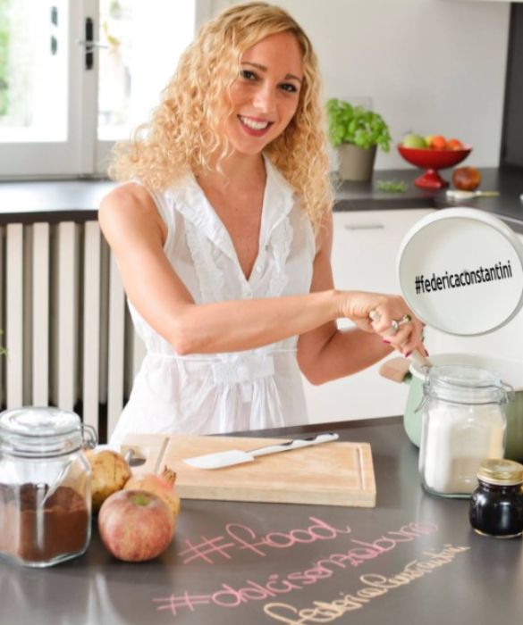 <p>Per tanti anni &egrave; stata un&rsquo;atleta della Nazionale di pattinaggio artistico, oggi &egrave; fitness coach e food blogger. Le &egrave; rimasta l&rsquo;abitudine di sgarrare, ma con moderazione. Ama infatti concludere i pasti con un dolce, a patto che sia leggero: cura il sito Dolci senza Burro, che &egrave; anche il nome della sua pagina Instagram, seguita da 243 persone.</p>

