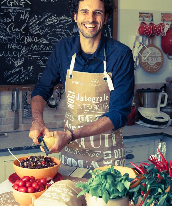 <p>Come racconta sul suo sito, da piccolo era un &ldquo;esperto di pigrizia e di junk food&rdquo;. Poi qualcosa &egrave; cambiato. Divulgatore scientifico per la Fondazione Umberto Veronesi, Marco Bianchi ha condotto diversi programmi tv, da &ldquo;La mia cucina delle emozioni&rdquo; a &ldquo;Il gusto della felicit&agrave;&rdquo;, entrambi su Food Network, fino a Linea Verde Estate. &ldquo;Cucinare &egrave; un vero atto d'amore: per noi stessi e per coloro a cui vogliamo bene!&rdquo;, scrive su Instagram, dove ha 414 follower.</p>
