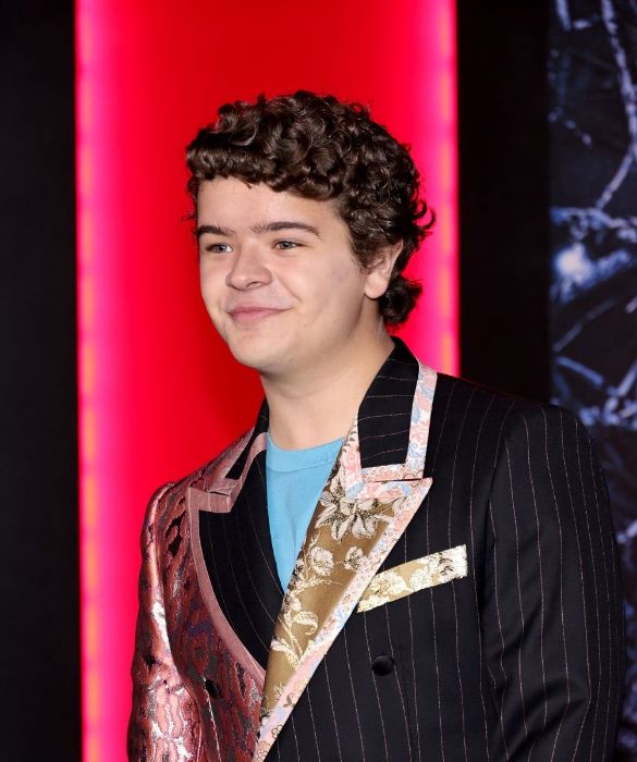 <p>Proprio come Dustin, Gaten Matarazzo soffre di&nbsp;<strong>disostosi cleidocranica</strong> e nelle apparizioni in pubblico usa delle&nbsp;protesi dentarie: sta usando la sua fama per far conoscere meglio la patologia da cui &egrave; affetto. Ha compiuto 20 anni a febbraio.</p>
