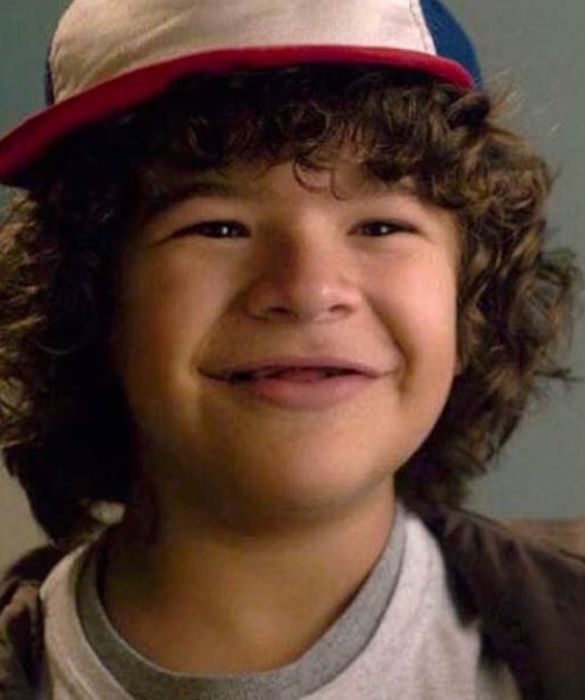 <p>Gaten Matarazzo interpreta Dustin Henderson, uno dei quattro amici di Hawkins che si ritrovano a dover fronteggiare (insieme a Undici) gli orrori del Sottosopra. Paffutello preso spesso in giro per il suo aspetto, &egrave; in realt&agrave; la mente pi&ugrave; sveglia del gruppo. Prima di Stranger Things, Gaten Matarazzo ha esordito come <strong>attore di musical</strong> a Broadway, recitando poi anche ne <em>Les Mis&eacute;rables.</em></p>
