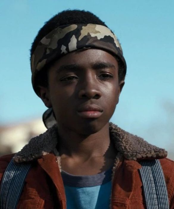 <p>Il suo personaggio in Stranger Things, Lucas Sinclair, nella seconda stagione ha una sbandata per la rossa Max, campionessa di videogames appena arrivata in citt&agrave;, che nella terza diventa la sua ragazza.&nbsp;Proprio come Gaten Matarazzo, anche lui ha iniziato nel <strong>musical</strong>, interpretando <strong>Simba</strong> in&nbsp;<em>The Lion King</em>. Prima di Stranger Things ha recitato in singoli episodi di varie serie tv, tra cui <em>Law & Order</em>, e in tre di <em>Shades of Blue</em>.</p>
