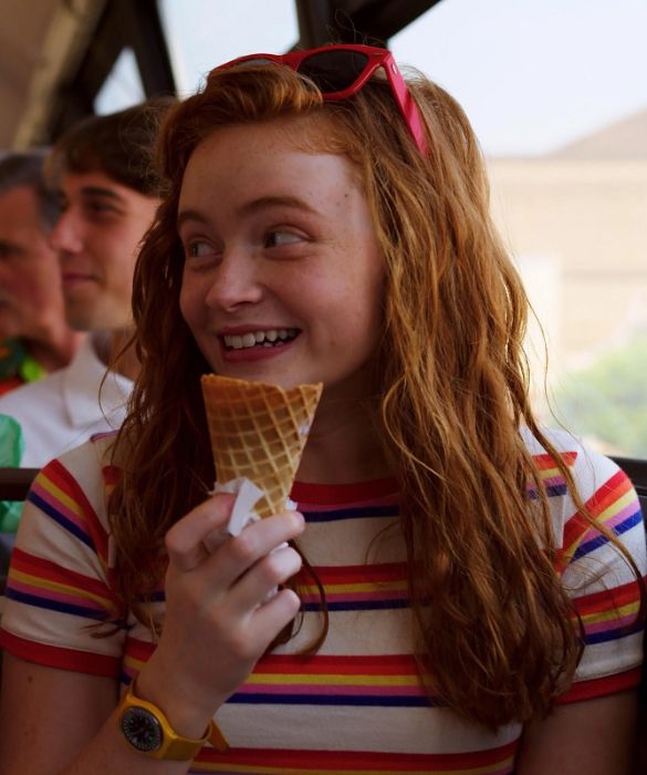 <p>Sadie Sink &egrave; entrata a far parte del cast di Stranger Things dalla seconda stagione, quando a Hawkins arriva Maxine "Mad Max" Mayfield. Ha esordito nello spettacolo giovanissima, a teatro nel 2012 con <em>Annie</em>.</p>
