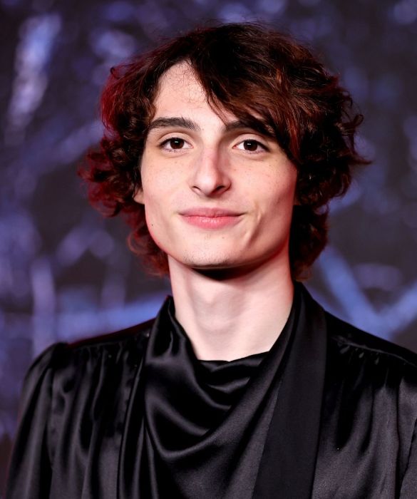 <p>19 anni compiuti a dicembre, Finn Wolfhard si sta affermando come attore anche al cinema. Ha infatti recitato nei film <em><strong>It</strong></em> e <em><strong>It - Capitolo due</strong></em>, cos&igrave; come nell&rsquo;horror&nbsp;<em>The Turning - La casa del male</em> e in <em>Ghostbusters: Legacy</em>. &Egrave; anche musicista: fa parte del gruppo <em>The Aubreys</em>.</p>
