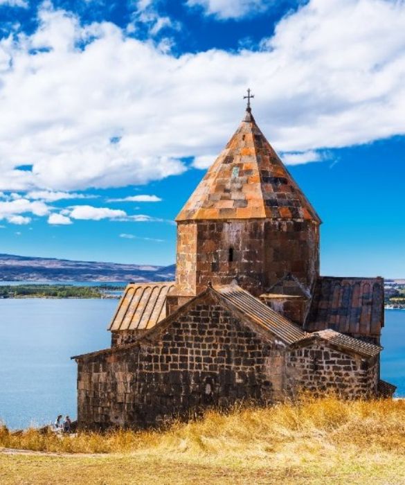 <p>L'Armenia &egrave; una delle culle pi&ugrave; importanti del cristianesimo. &Egrave; la terra in cui la tradizione biblica colloca il Giardino dell&rsquo;Eden, la terra da cui nelle giornate limpide si pu&ograve; perfino &ldquo;sperare&rdquo; di scorgere sul monte Ararat la sagoma dell&rsquo;Arca di No&egrave;. L&rsquo;Armenia &egrave; punteggiata da numerosi antichi monasteri, affacciati su laghi e su impervie montagne. Da scoprire.</p>
<p>&nbsp;</p>
