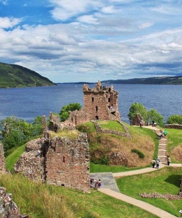 <p>Tra mare e montagna c&rsquo;&egrave; chi preferisce il lago. E allora perch&eacute; non la Scozia, dove ce ne sono oltre 30 mila? Il pi&ugrave; famoso, per il suo mostro,&nbsp;&egrave; senza dubbio Loch Ness. Ma l&rsquo;inafferabile Nessie, che si pu&ograve; provare a &ldquo;cercare&rdquo; su barche dotate di sonar, non &egrave; certo l&rsquo;unica attrattiva di questo lago, su cui ad esempio si affacciano le rovine del castello di Urquhart. E poco lontano ci sono la cascate Fall of Foyers.</p>

