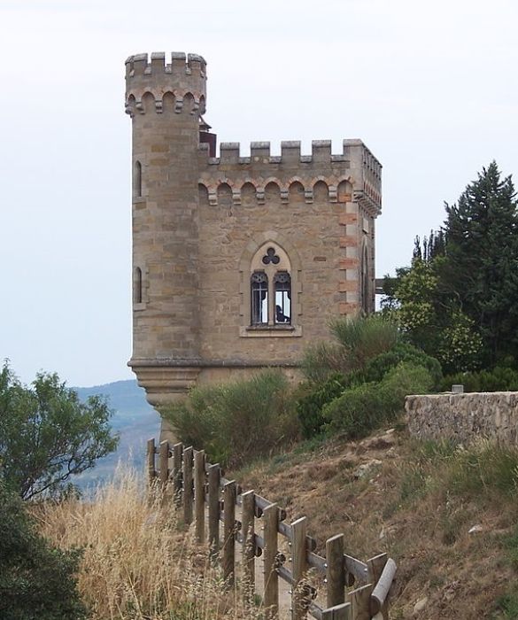 <p>Rennes-le-Ch&acirc;teau &egrave; un piccolo paesino di trecento anime ai piedi dei Pirenei francesi. Deve la sua fama al mistero che la circonda, legato a uno strano&nbsp;ritrovamento da parte del parroco Fran&ccedil;ois-B&eacute;renger Sauni&egrave;re, che a fine Ottocento divent&ograve; improvvisamente ricco a seguito di lavori effettuati in chiesa. Potrebbero entrarci i Templari, forse il Sacro Graal, magari entrambi.</p>

