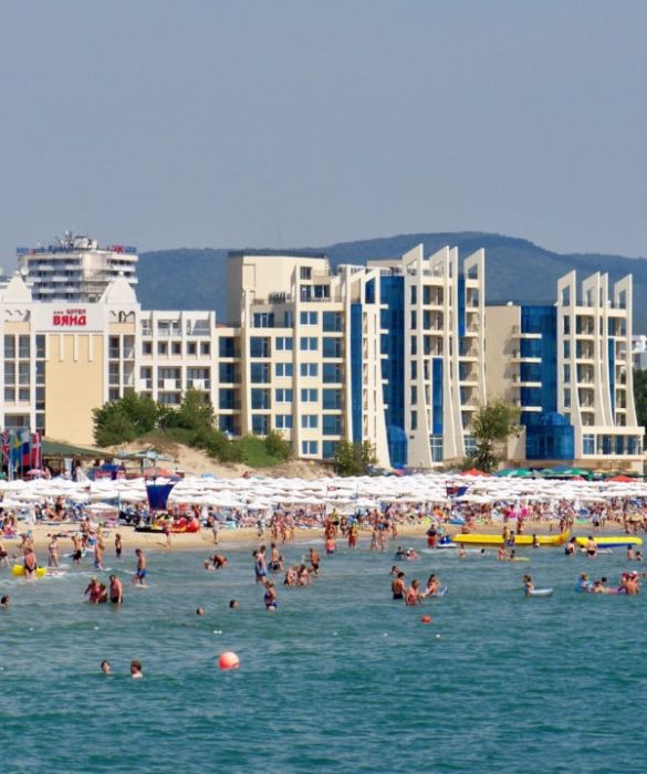<p>Con pi&ugrave; di 800 hotel, Sunny Beach, affacciata sul Mar Nero, &egrave; la pi&ugrave; importante localit&agrave; balneare della Bulgaria. Conosciuta come la &ldquo;Ibiza dell&rsquo;Est&rdquo;, ha tra l&rsquo;altro prezzi notevolmente inferiori alla &ldquo;regina&rdquo; della vita notturna delle Baleari. Il che male non fa.</p>
