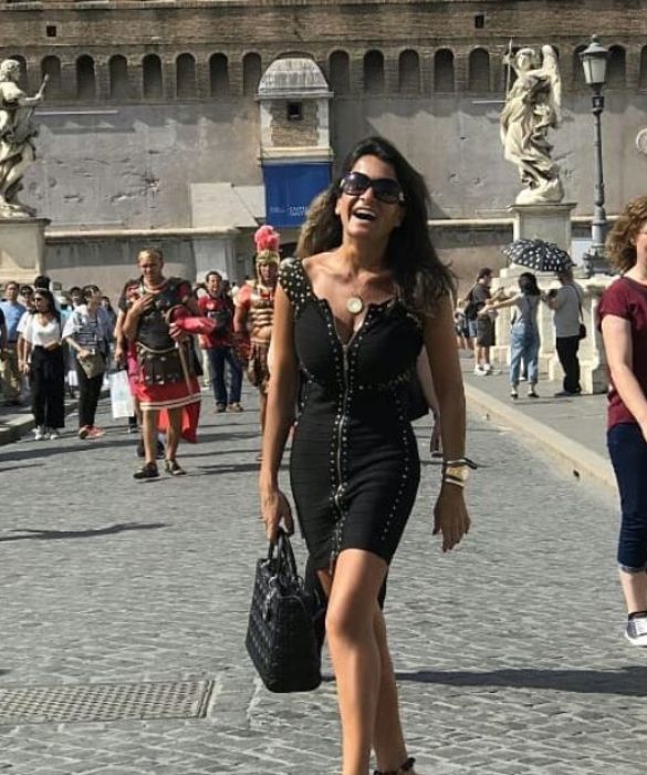 <p>Dalla Spagna il ciclone <strong>Aida Nizar</strong> si &egrave; abbattuto sul Grande Fratello nel 2018. Spregiudicata, folle, sincera e senza paura Aida Nizar si &egrave; fatta notare prima nelle domeniche di Barbara D&rsquo;Urso e poi al Grande Fratello. Sui social &egrave; seguitissima poich&eacute; le sue frasi diventano subito &ldquo;pane per twitter&rdquo;. Indimenticabile.</p>
