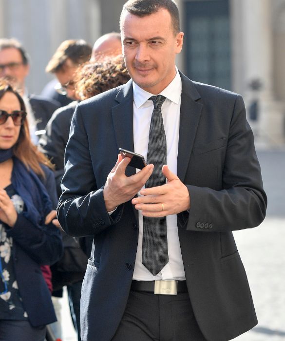 <p>La storia di<strong> Rocco Casalino</strong> potrebbe essere quella di un film. Partecipa alla prima edizione del Grande Fratello dove lega in particolare modo con Marina &ldquo;La gatta morta&rdquo; e Salvo &ldquo;il pizzaiolo&rdquo;. Arriva quasi fino alla fine del gioco e <strong>diventa uno dei personaggi pi&ugrave; popolari</strong>. Carriera televisiva, ospitate in tantissimi show, prezzemolino mediatico fino al plot twist. Si avvicina qualche anno dopo al<strong> Movimento 5 Stelle</strong> e ne diventa responsabile della Comunicazione. Durante i due governi di <strong>Giuseppe Conte</strong> lo affianca come portavoce della Presidenza del Consiglio. In questi anni conoscer&agrave; tutti i pi&ugrave; grandi capi di Stato del Mondo: Merkel, Macron&hellip;siete ancora curiosi? Il resto lo ha raccontato nel libro &ldquo;Il portavoce. La mia storia&rdquo;.</p>
