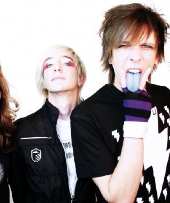 <p>Non una meteora, ma addirittura una band intera, nemmeno fosse la notte di San Lorenzo. I Dari (reso graficamente come dARI) sono, o forse sono stati un gruppo emo-pop che ha raggiunto un discreto successo nel 2008, grazie al singolo Wale (tanto wale), dall&rsquo;album Sottovuoto generazionale. Nomen omen. Dopo un secondo album senza successo (In testa, 2010), sono tornati nel 2017 Vado forte muoio giovane, realizzato anche grazie a crowdfunding. Da due anni sono in pausa a tempo indeterminato.</p>
