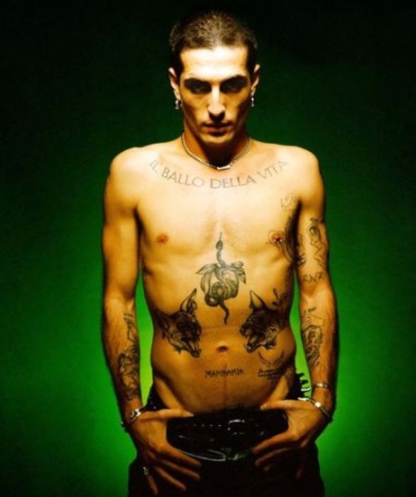 <p>Vabb&egrave; ragazz*, ma di cosa stiamo parlando? Si pu&ograve; tagliare i capelli come vuole, Damiano &egrave; sempre Damiano. Ah, per chi non lo sapesse i Maneskin tornano a Sanremo come superospiti.</p>

