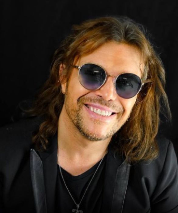 <p>Gli anni migliori saranno pure alle spalle, ma Gianluca Grignani non &egrave; mica un brutto 50enne&hellip; Certo, per voce e performance deve essere in serata: facciamo il tifo per lui, icona Anni Novanta.</p>
