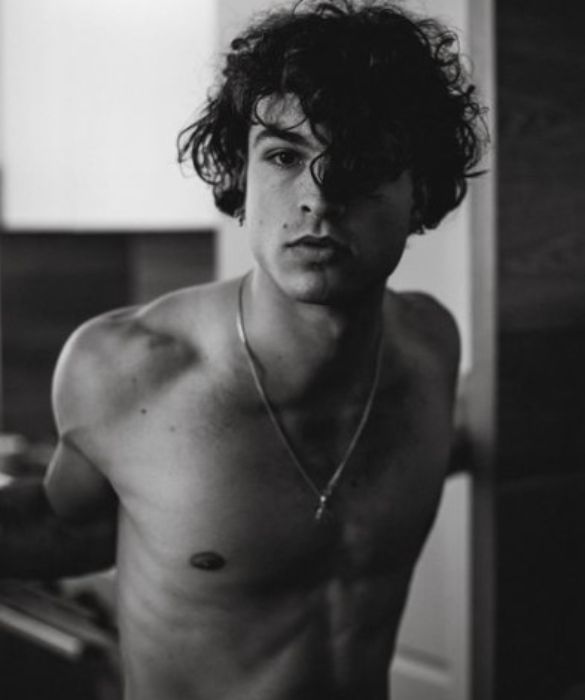 <p>24 anni, vincitore del Festival di Sanremo 2020 nella categoria Nuove Proposte con il brano &ldquo;Vai bene cos&igrave;&rdquo;. Figlio di Alessandro e nipote dell&rsquo;immenso Vittorio, &egrave; anche lui un artista, ma di un altro settore.</p>
